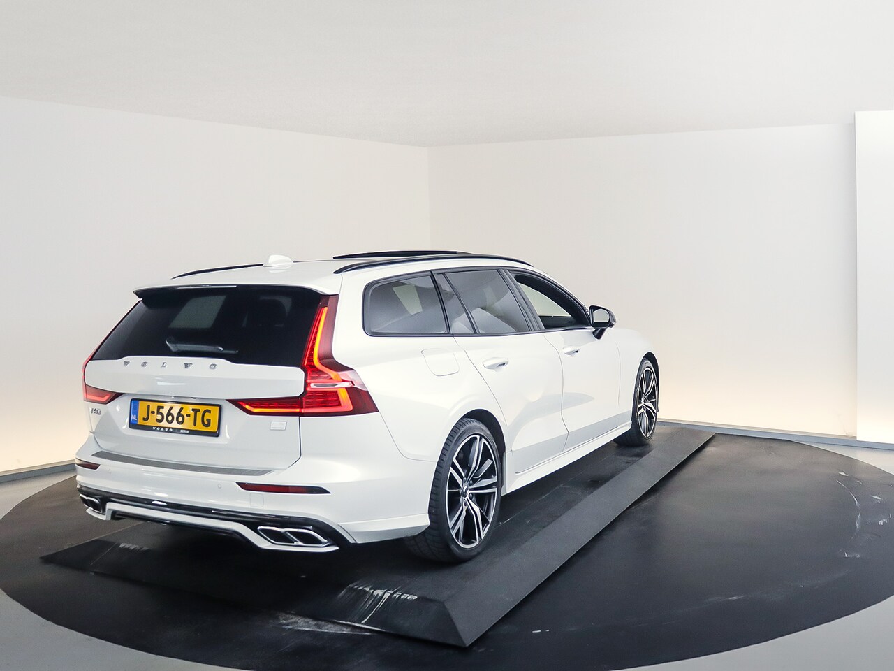 Volvo V T Recharge Awd R Design Panoramadak Camera Harman