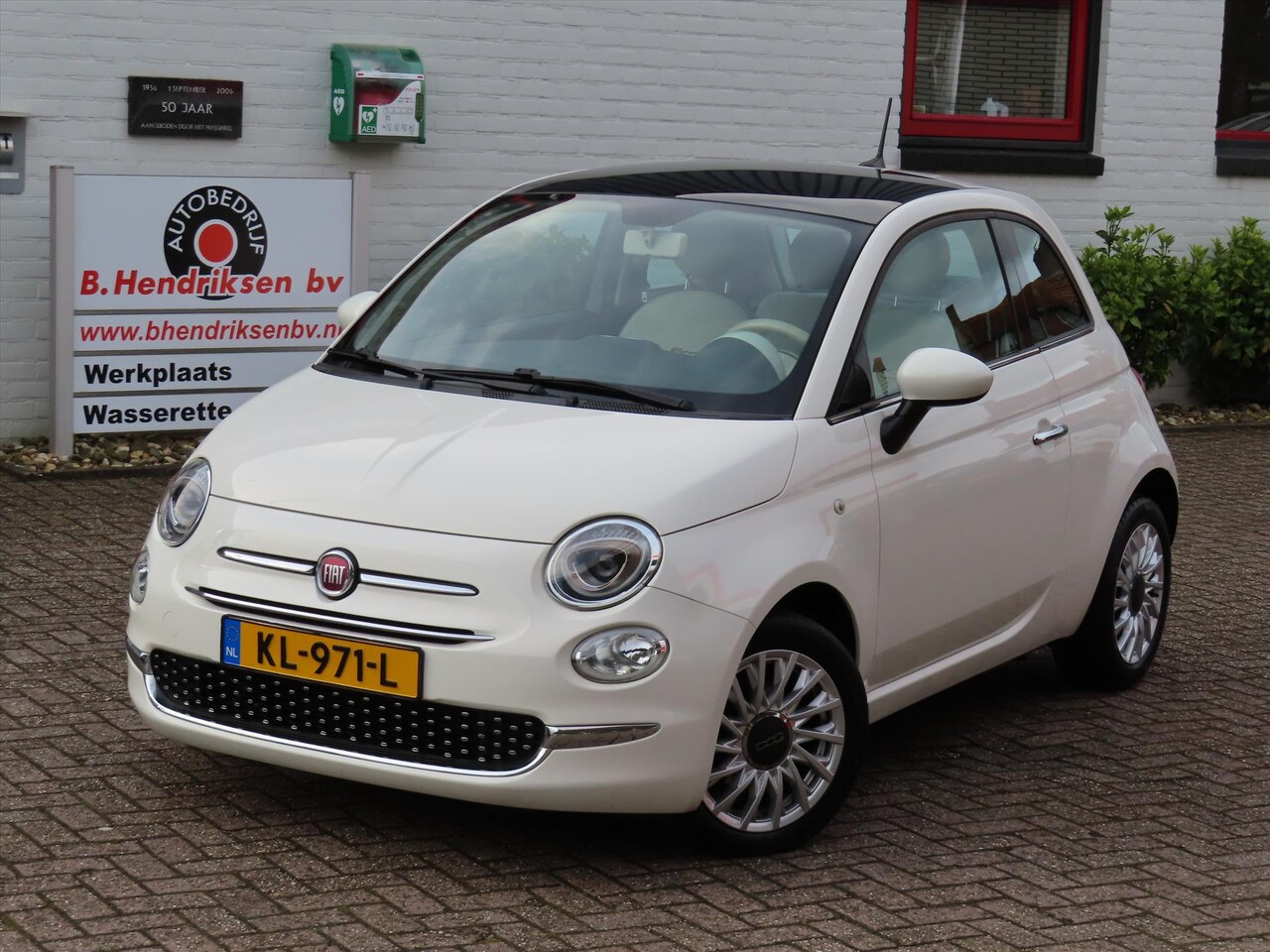 Fiat 500 TwinAir Turbo 80pk Lounge Panoramadak Navigatie Bluetooth