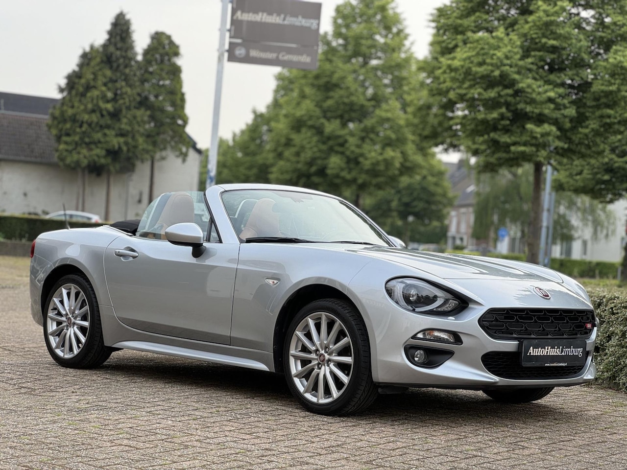 Fiat 124 Spider 1 4 MultiAir Turbo Lusso Leer Navi Camera