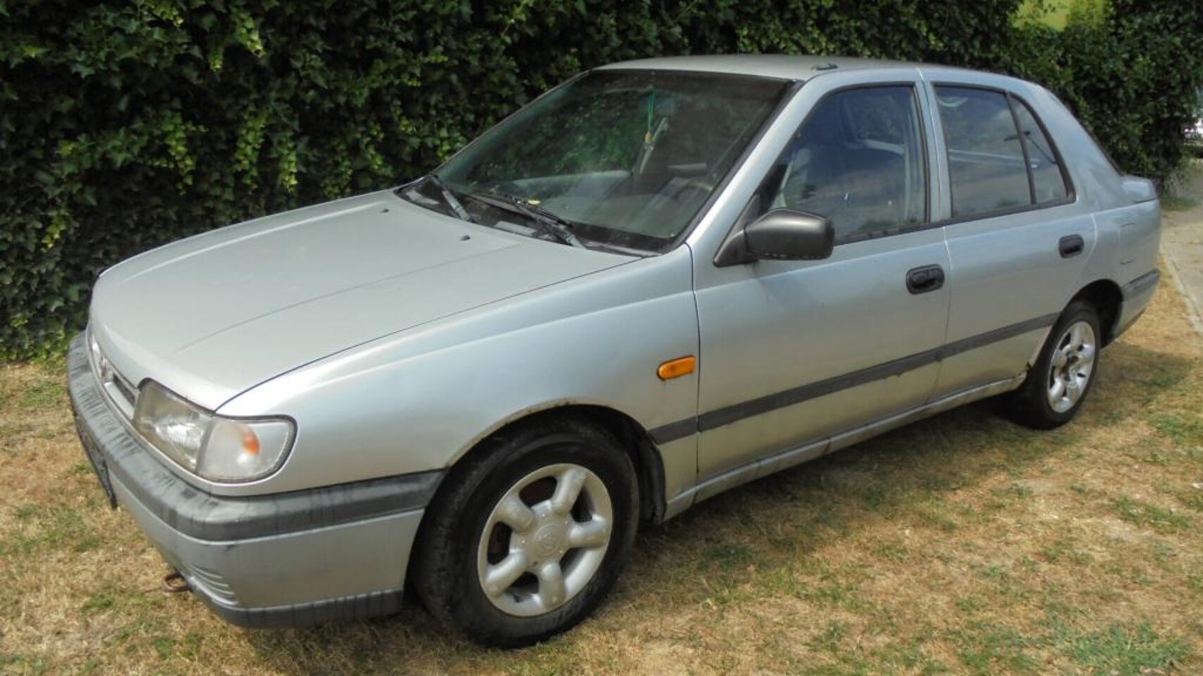 Nissan Sunny - 2.0 D LX Stuurbkr/Lmv/Trek-h - AutoWereld.nl