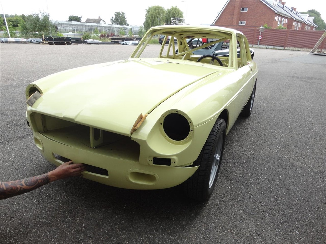 MG B type - 1.8 GT restauratie gestart: gespoten body inclusief Motor - AutoWereld.nl