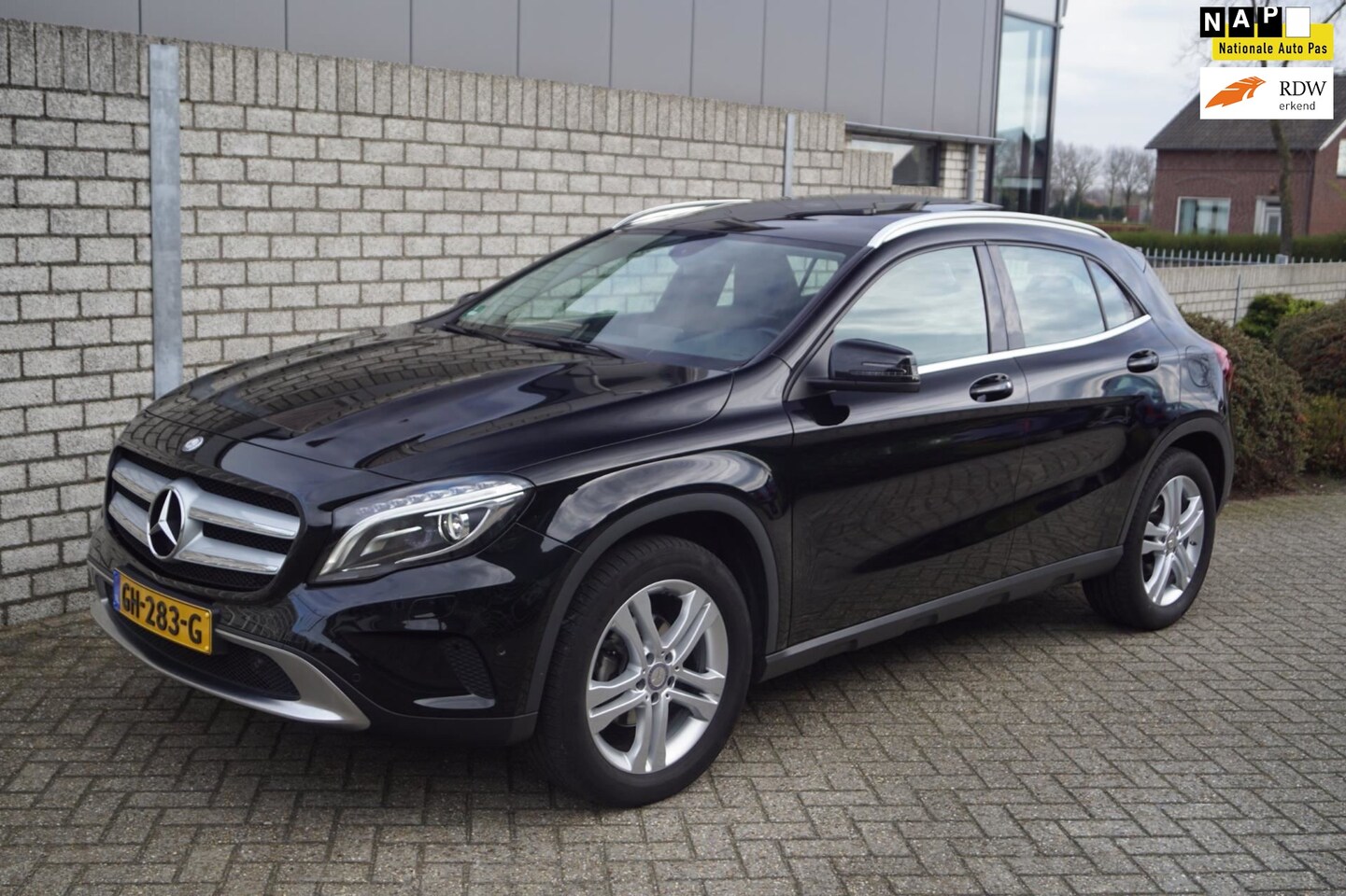Mercedes-Benz GLA-Klasse - 200 Ambition Urban Automaat Panodak Xenon Navi Airco Cruise PDC LMV - AutoWereld.nl