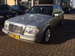 Mercedes-Benz 200-serie - 300 D
