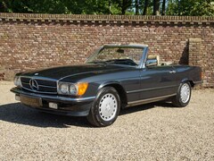 Mercedes-Benz 300-serie - 300SL W107 only 64.357 miles, climate control, matching numbers and colours, 2+2 seats