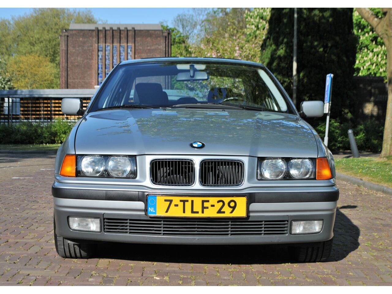bmw-3-serie-323i-executive-e36-sedan-youngtimer-volledige-historie-in-nieuwstaat-schuifdak-m-sportonderstel.jpg