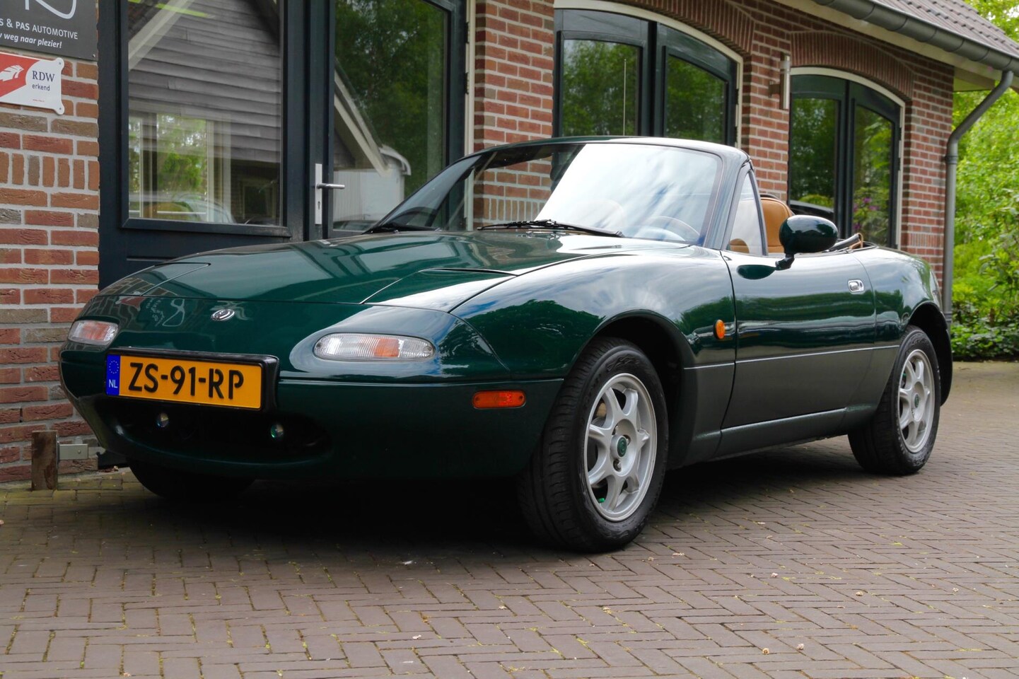 mazda-mx-5-1-6i-16v-nardi-leer-116-pk.jpg