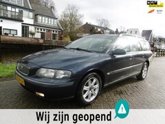 Volvo V70 - 2.4 Comfort Line 140pk 5 bak Clima Cruise Trekhaak 1800kg