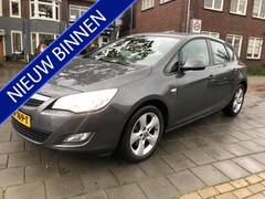 Opel Astra - 1.7 CDTi Cosmo 5 deurs airco/ecc nieuwstaat