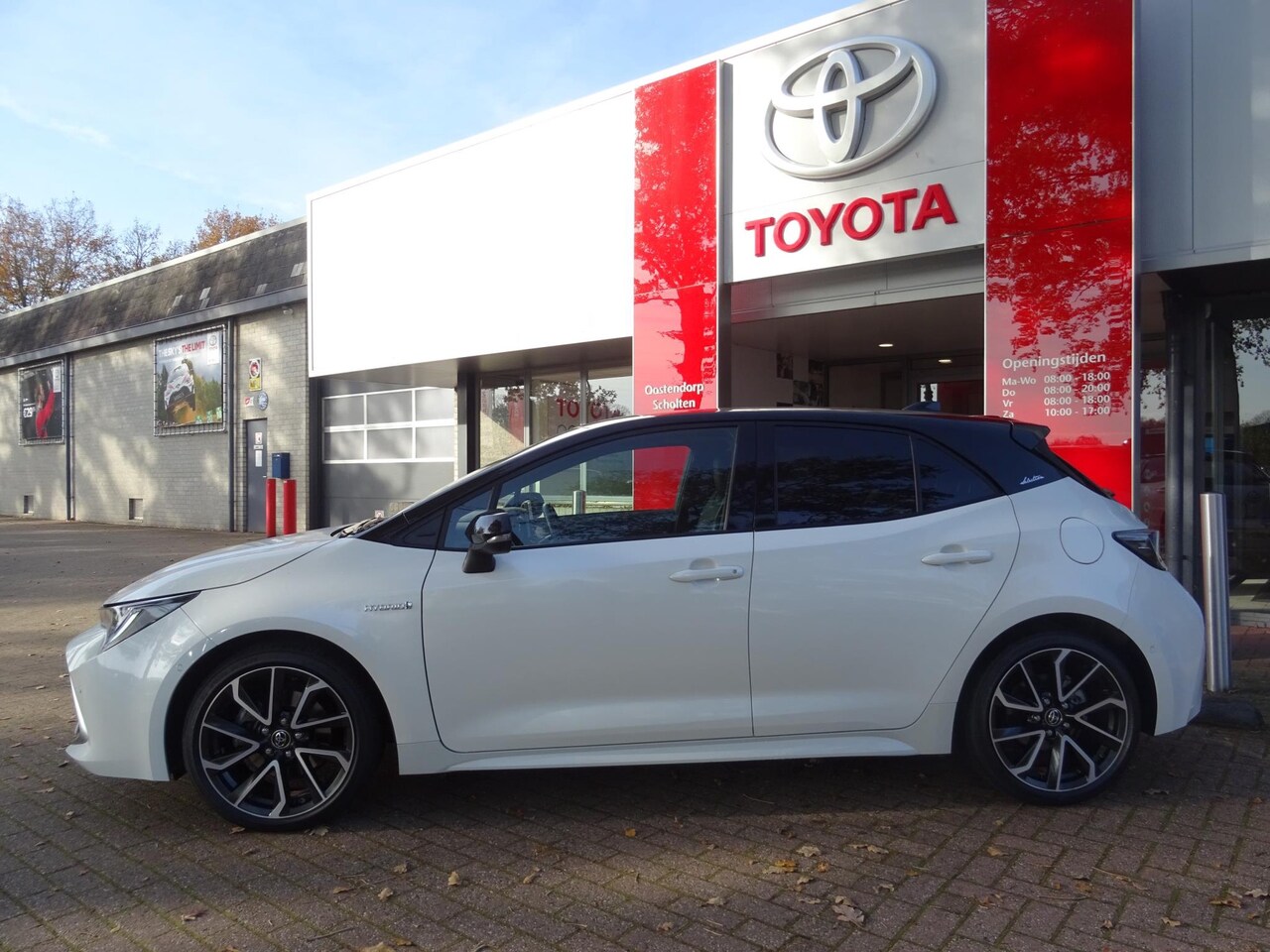 toyota-corolla-2-0-hybrid-executive-bi-tone.jpg