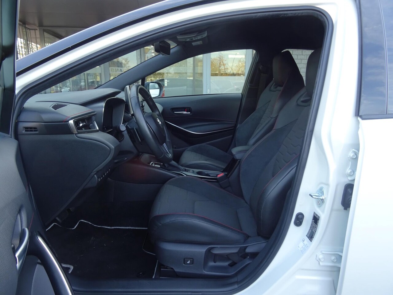 toyota-corolla-2-0-hybrid-executive-bi-tone.jpg