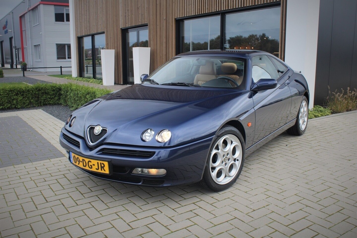 alfa-romeo-gtv-2-0-turbo-uniek-38-134km-orig-nl.jpg
