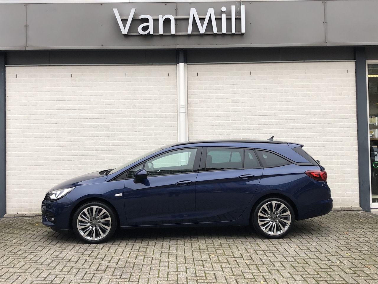 opel-astra-sports-tourer-1-2-elegance-110-pk-alcantara-bekleding-voorruitverwarming-bose-opc-line-interieur.jpg