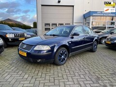 Volkswagen Passat - 2.0 Comfortline Automaat/Clima/Trekhaak