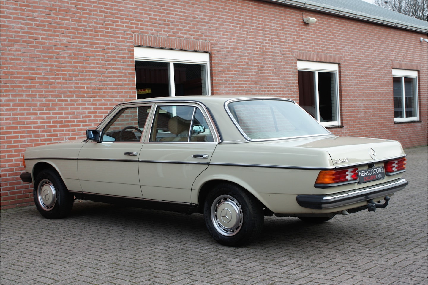mercedes-benz-230-w123-e-w123-top.jpg