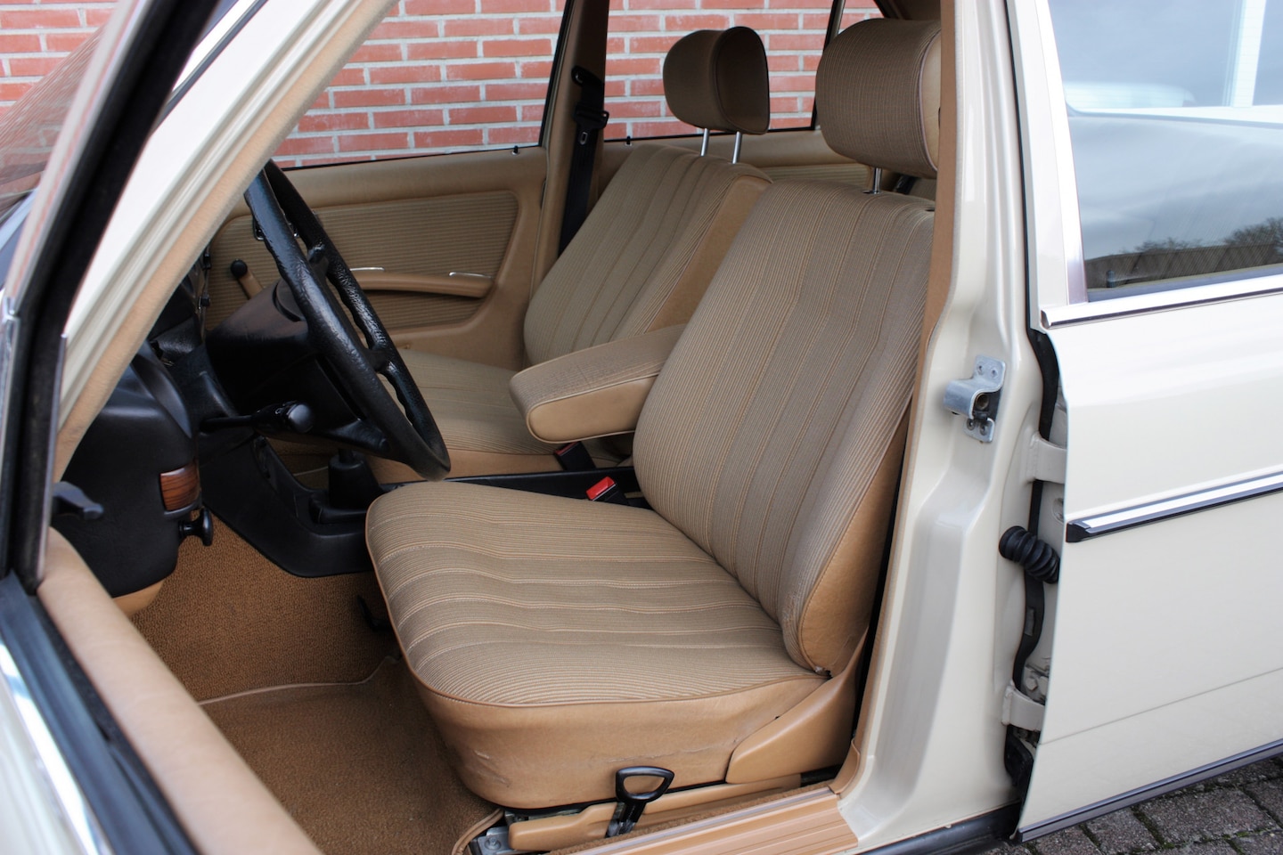 mercedes-benz-230-w123-e-w123-top.jpg