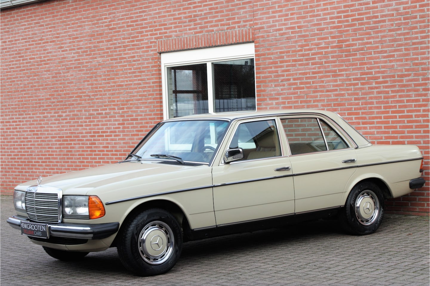 mercedes-benz-230-w123-e-w123-top.jpg