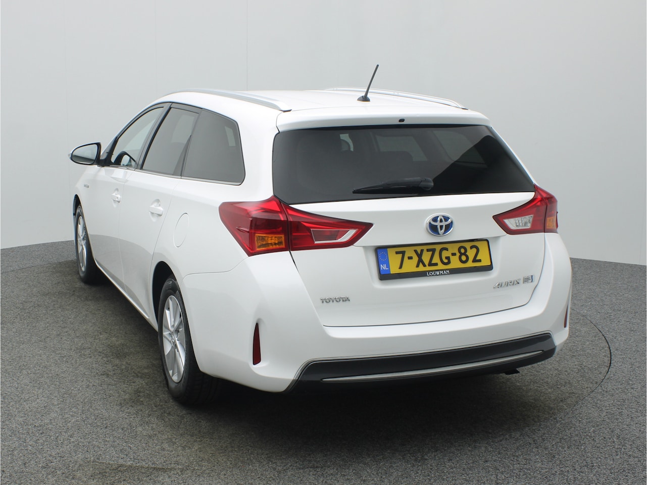 toyota-auris-touring-sports-1-8-hybrid-aspiration-incl-dakdragers-navigatie.jpg