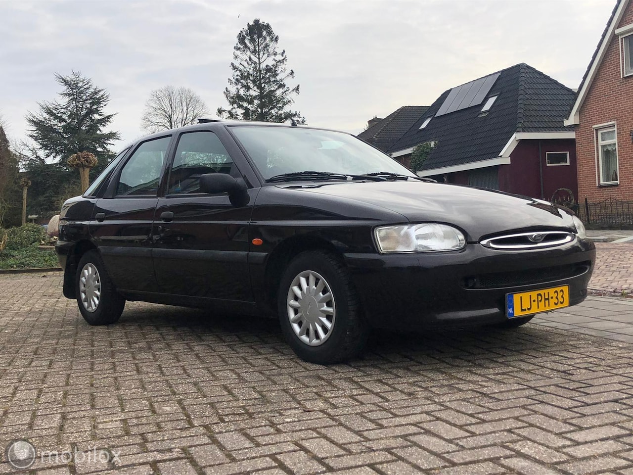 ford-escort-1-6-clx-uniek-2e-eigenaar-als-nieuw.jpg