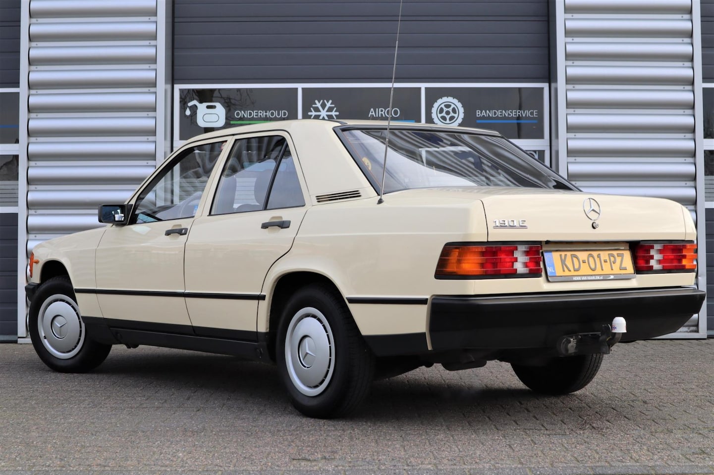 mercedes-benz-190-serie-2-0-e-122-pk-nieuwstaat-nap-logisch-uniek-2e-eigenaar-trekhaak-a-z.jpg