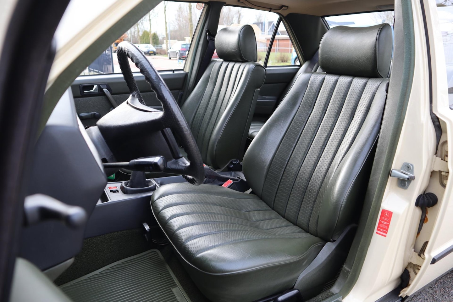 mercedes-benz-190-serie-2-0-e-122-pk-nieuwstaat-nap-logisch-uniek-2e-eigenaar-trekhaak-a-z.jpg