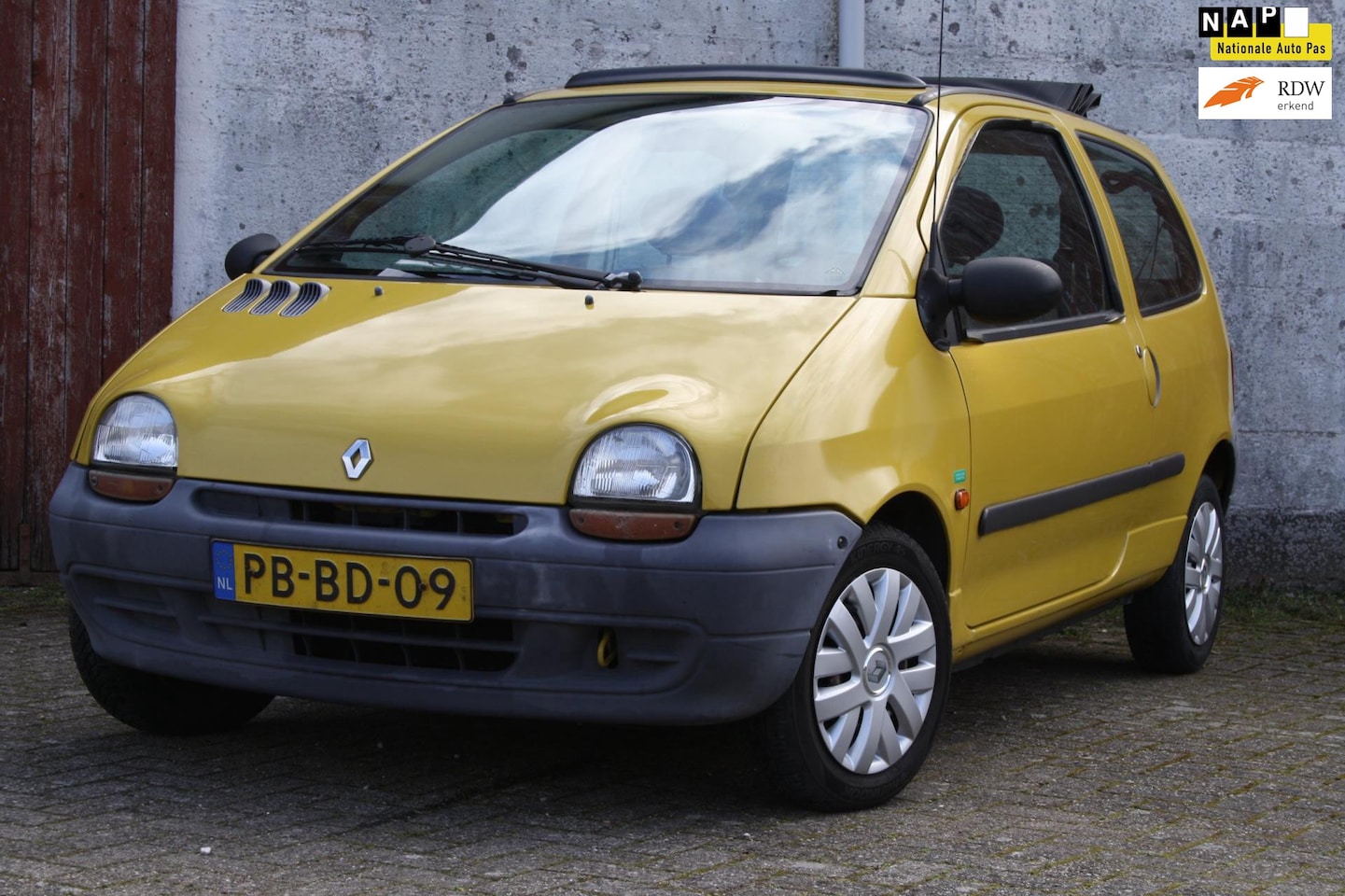 renault-twingo-1-2-benetton-met-nieuwe-apk-en-groot-schuifdak.jpg