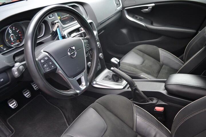 Volvo V40 2.0 T4 Business Sport Full led, R-Design interieur, Verwarmde  voorstoelen, Regensensor, 1e 2018 Benzine - Occasion te koop op  AutoWereld.nl