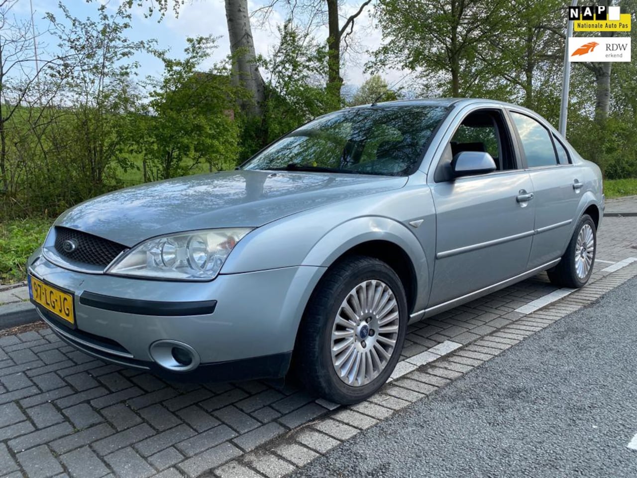 Ford Mondeo 1.816V Cool Edition met airco apk 2002
