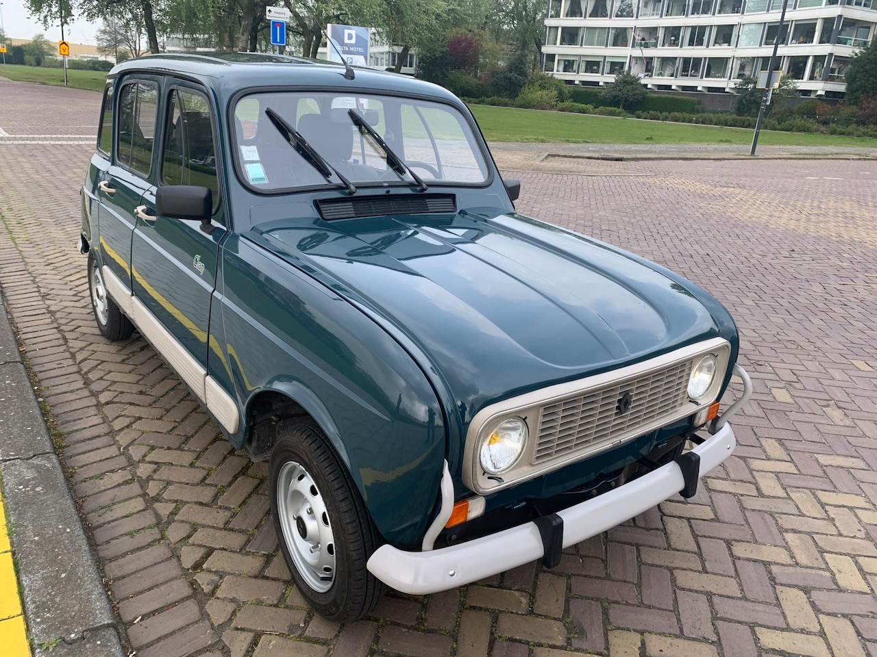 renault-4-gtl-clan-bye-bye.jpg