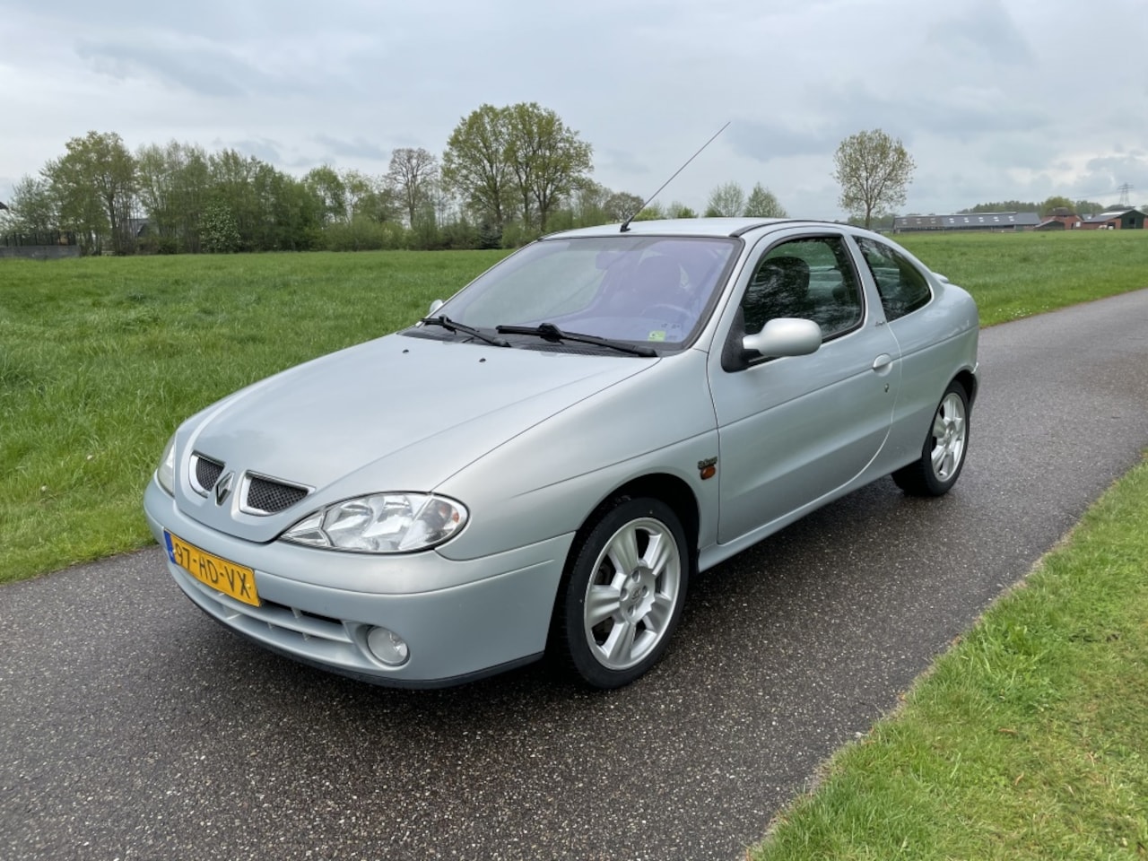 renault-megane-coupe-2-0-16v-ide-dynamiq.jpg