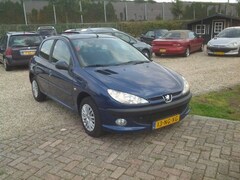Peugeot 206 - 1.4 XR auto ziet er mooi uit. elektr pakket cv en goed onderhoud