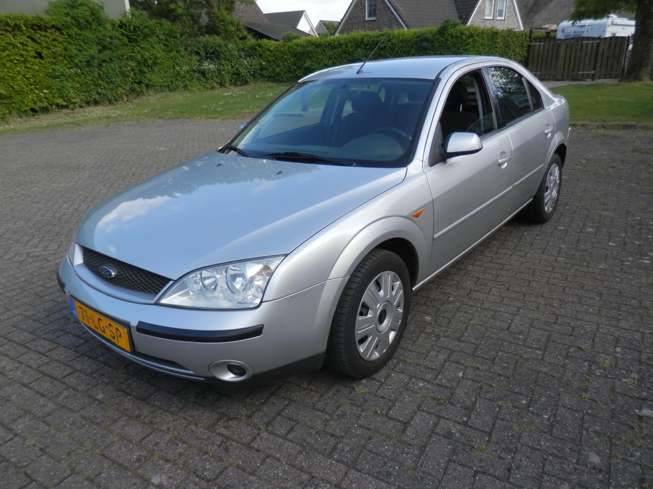 Ford Mondeo 1.816V Trend in nieuw staat loop o[p 3