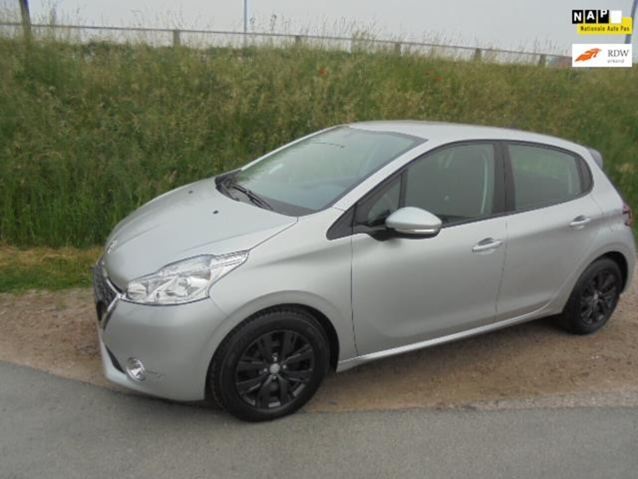 Peugeot 208 - Peugeot 208 1.6 hdi diesel met airco navigatie - AutoWereld.nl