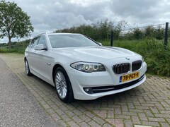 BMW 5-serie Touring - 528i High Exe, Navigatie, Zwart Leder, Sportstoelen, Xenon, Bluetooth, 18 inch velgen 1e e