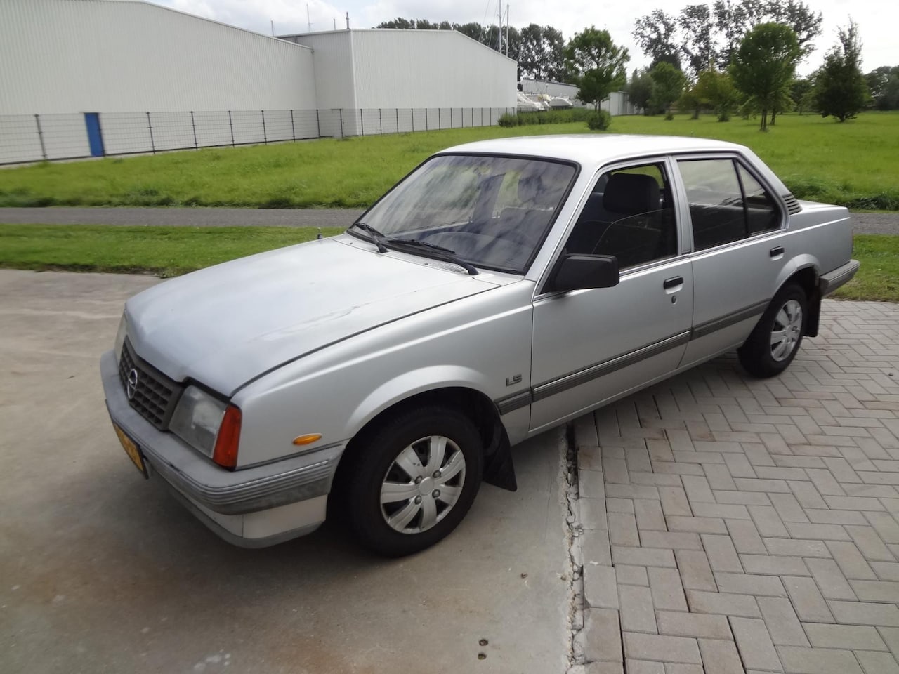 Opel Ascona - 1.6 S Standaard 4-ve 1.6 S Standaard 4-ve - AutoWereld.nl