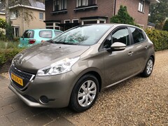 Peugeot 208 - 1.2 VTi Access, Airco Cruise control , stoelverwarming , trekhaak . Zeer goed onderhouden