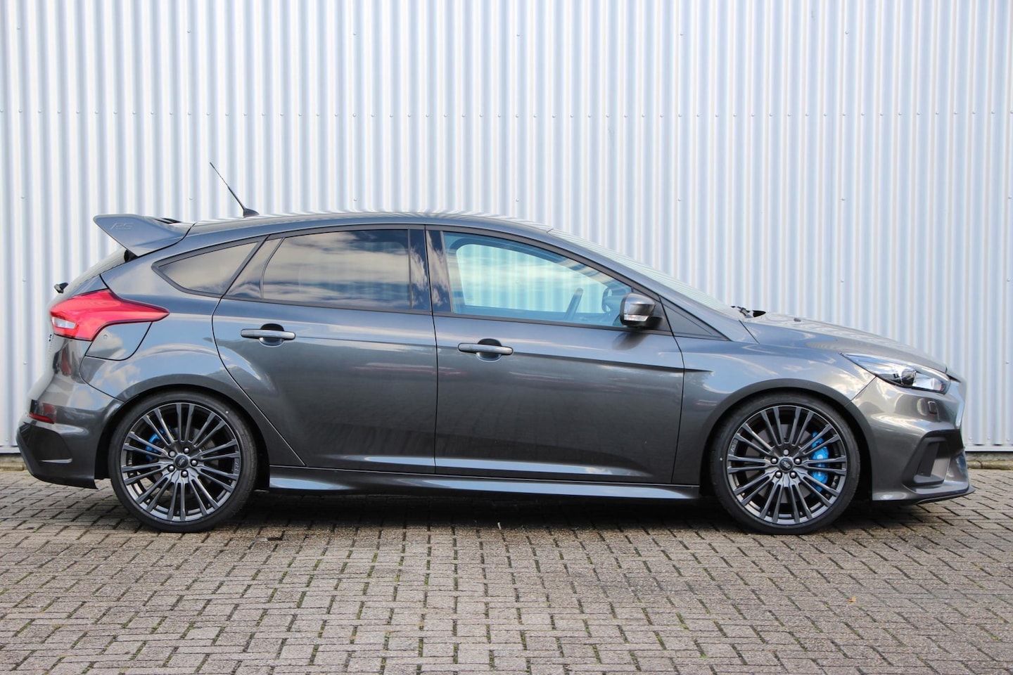 ford-focus-2-3-rs-navigatie-camera-achter-rs-wielset-19-inch-originele-rs-kuipstoelen-350p.jpg