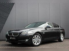 BMW 5-serie - 520i High Executive / LEDEREN BEKLEDING / NAVIGATIE / LM.VELGEN / AUTOMAAT / NAP /