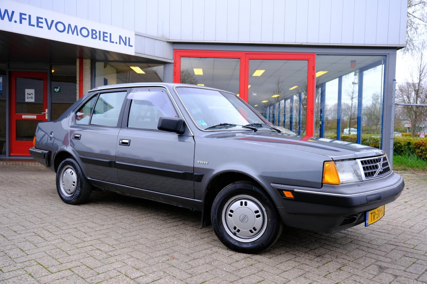 volvo-360-2-0-gl-inj-unieke-auto-87-555km.jpg