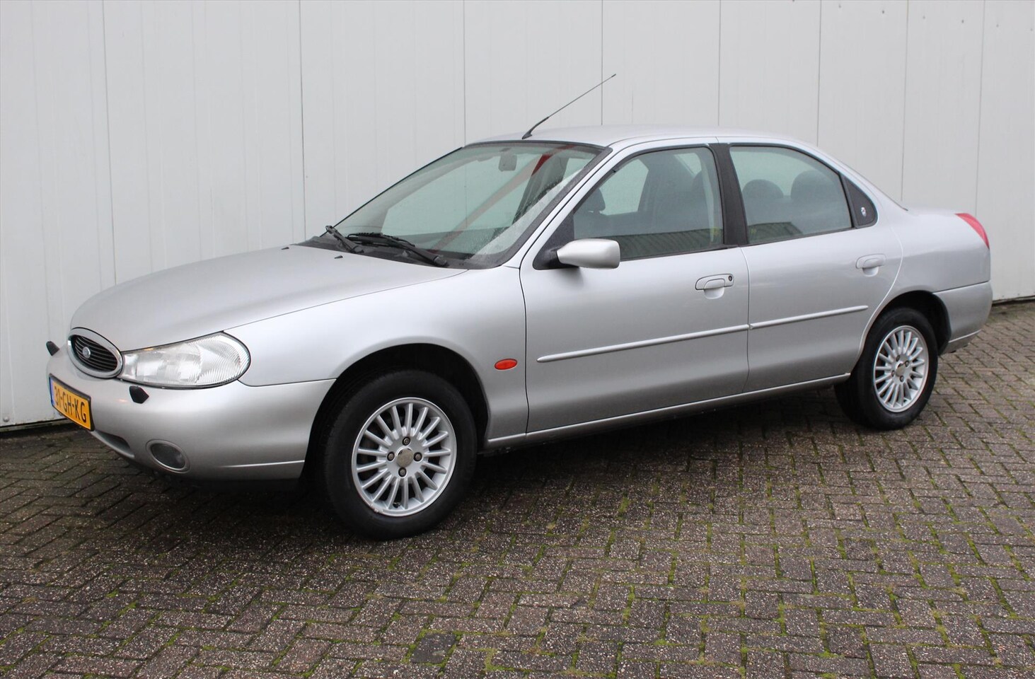 ford-mondeo-1-8-i-sdn-16v-ghia.jpg