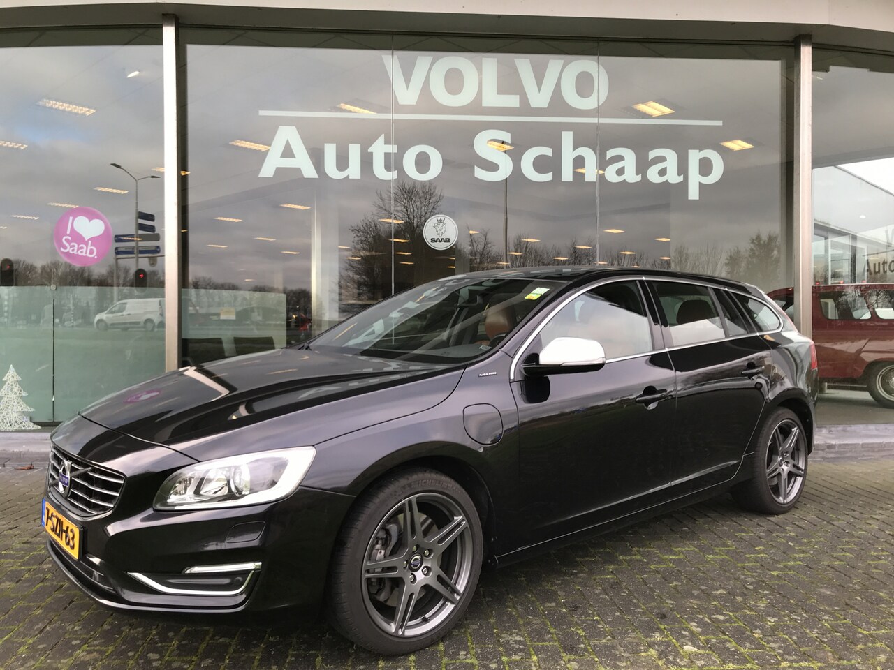 Volvo V60 - 2.4 D6 AWD Plug-In Hybrid Summum *MARGE* | Rijklaar incl 6 mnd Bovag | Trekhaak afneembaar - AutoWereld.nl