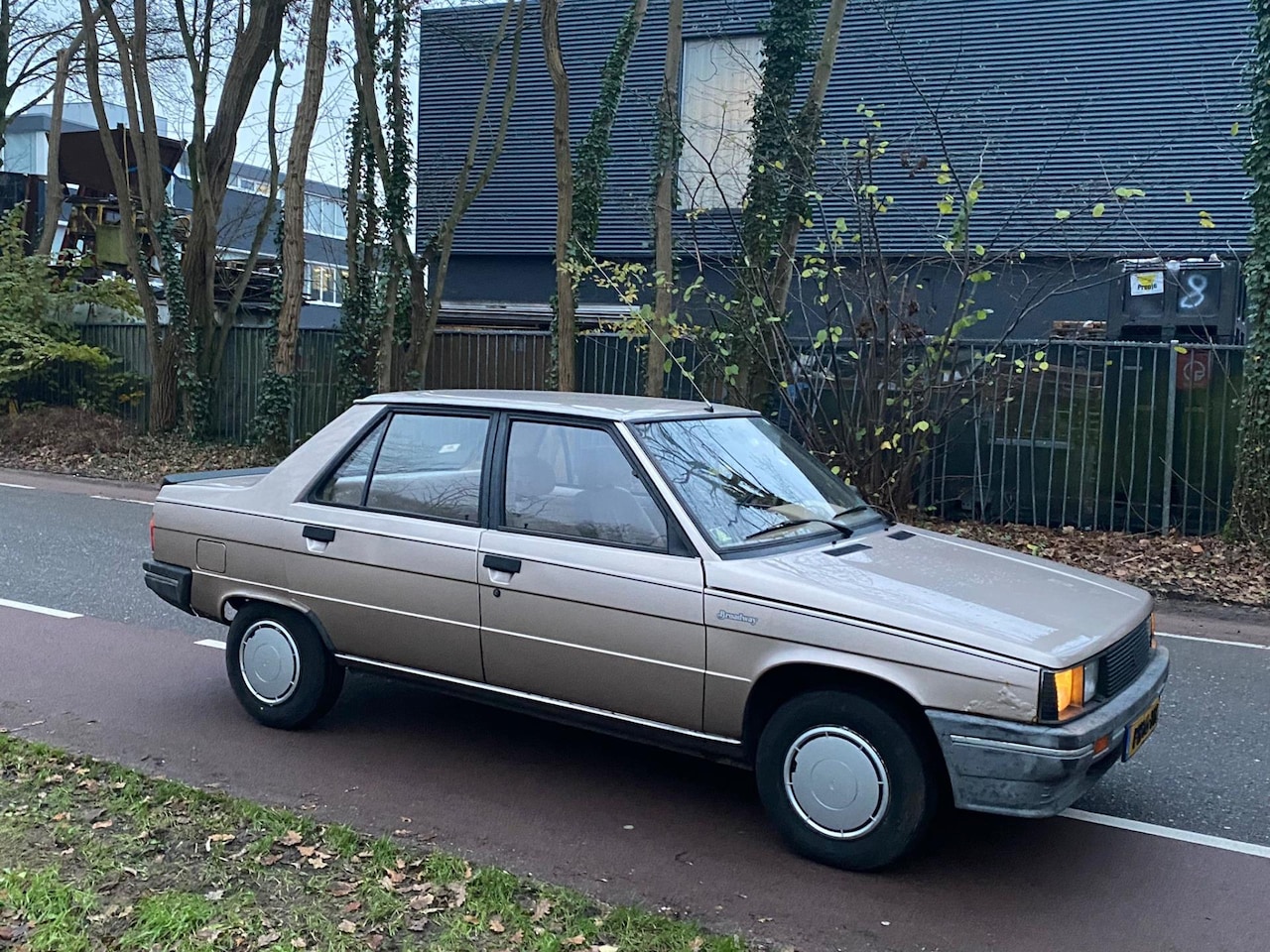 renault-9-r-9-broadway-1-2-benzine-bj-1986.jpg