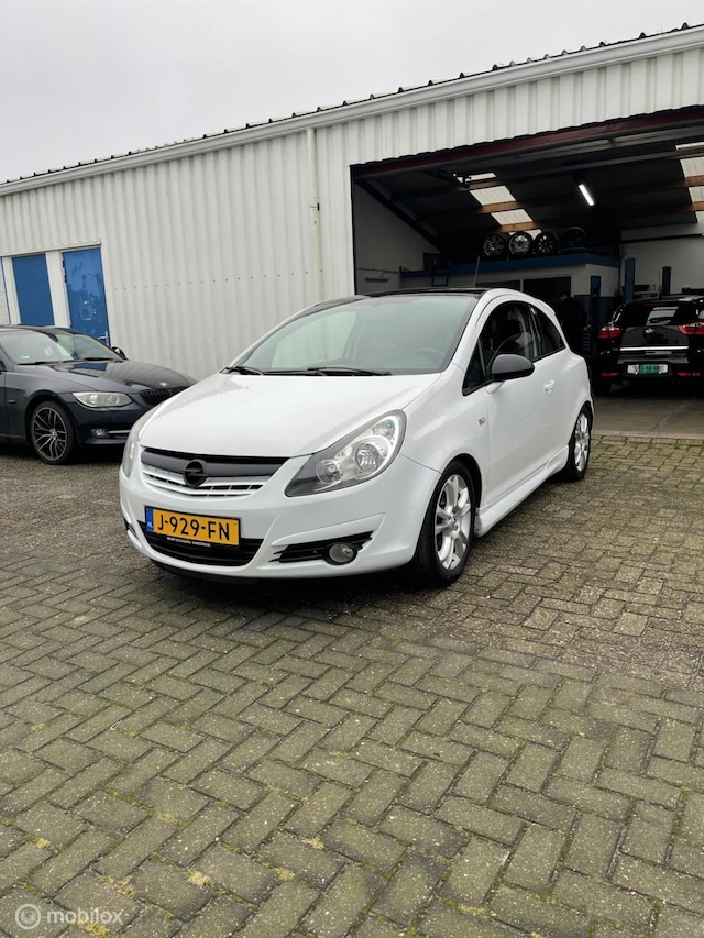 Opel Corsa 1.4-16V Sport | OPC Line | Zuinig | 1 jaar APK 2009 Benzine -  Occasion te koop op AutoWereld.nl