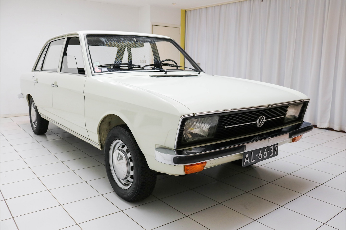 volkswagen-k-70-l-first-paint-un-restored.jpg
