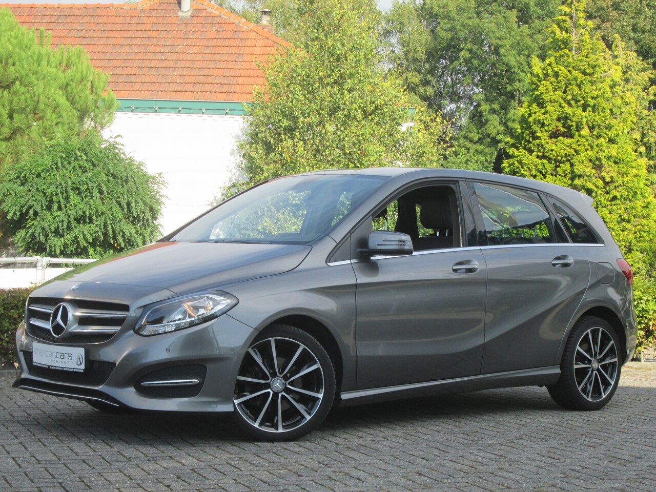 Mercedes-Benz B-klasse - 200 Business Automaat / Navigatie / AMG styling pakket / Parkeersensoren voor+achter - AutoWereld.nl