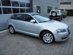 Audi A3 Sportback - 1.6 Attraction AUTOM. CLIMA CRUISE PDC