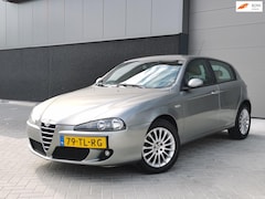 Alfa Romeo 147 - 1.6 T.Spark Veloce Collezione 5DR. | LEER | NAVI | APK NIEUW