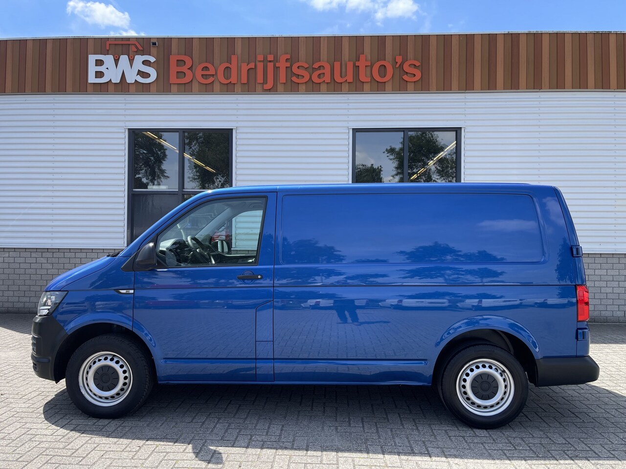 Volkswagen Transporter - 2.0 TDI L1H1 Trendline / rijklaar € 15.950 ex btw / lease vanaf € 315 / airco / blauw meta - AutoWereld.nl