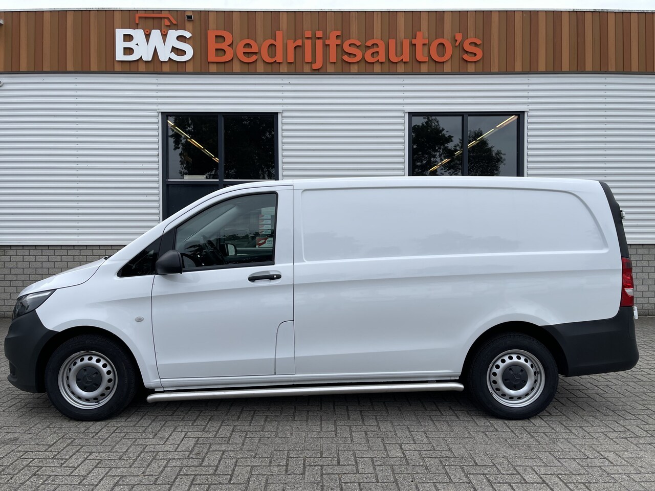 Mercedes-Benz Vito - 111 CDI Lang L2H1 / rijklaar € 18.950 ex btw / lease vanaf € 375 / airco / cruise / trekha - AutoWereld.nl