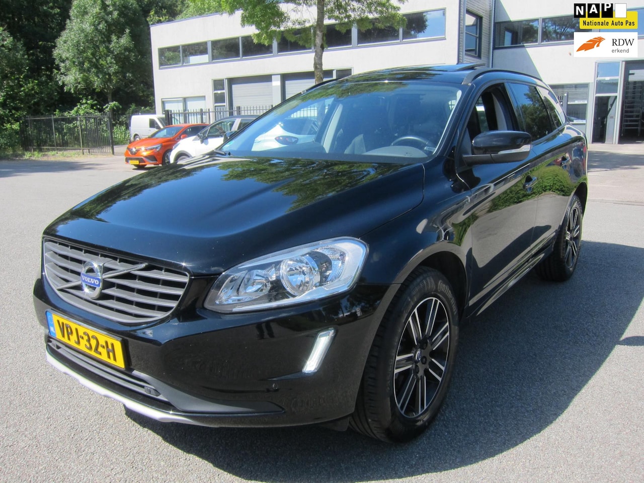 Volvo XC60 - 2.0 D3 FWD GRIJS KENTEKEN PANO DAK NAVI BLACK LINE DEALER AUTO!! - AutoWereld.nl