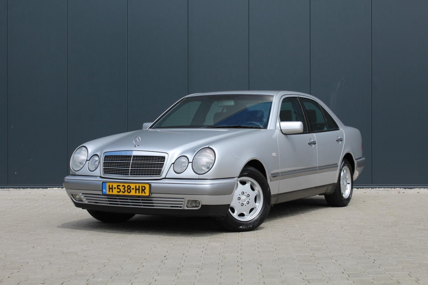 Mercedes-Benz E-klasse - 240 Avantgarde | Youngtimer | Automaat | Onderhoud 100% | - AutoWereld.nl